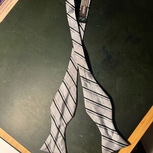 Black and gray 100% silk self tie bow tie